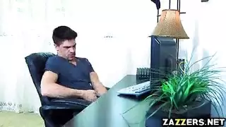 يُضبط مع إباحية، تستفزّه ابنة زوجته المراهقة لممارسة جنس إباحي قاسي