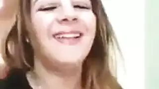 مستثارة استعراضية في غرفة نومها تظهر فرجها من خلال البيكيني على الويب كام