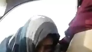 فتاة هندية محجبة تمص زب حبيبها في السيارة وتتناك منه في كسها الممحون