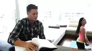 أخ يجبر أخته على الخضوع بالجنس الفموي والجماع العنيف