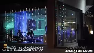 شابين وسيمين يشتركان في نيك نجمة الحفلة بأزبارهم القوية
