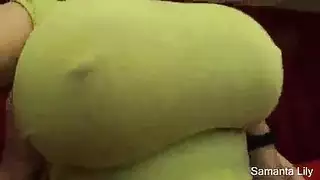 أثداء منتفخة هائلة تتمزق من خلال بلوزتها