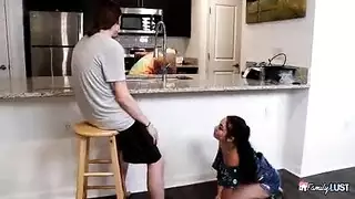  شهوة عائلية خفية: مص سريع يؤدي إلى جنس عنيف في المطبخ
