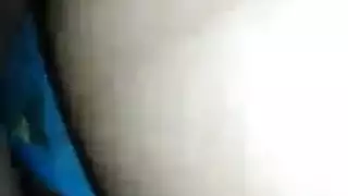 يمارس الجنس معها بقوة ثم يقذف على فرجها تحت البنطال