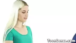 إباحية صعبة: مراهقة صغيرة تأخذ عمود أسود وحشي