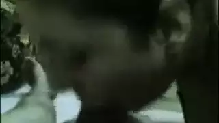 مواعدة المصريّة الصغيرة: فرجها الطري يتغلب على فرج أمها