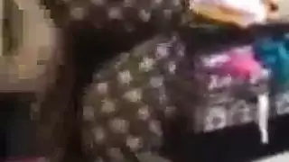 أداء إباحي لفتاة خليجية ممتلئة بفستان مطبوع