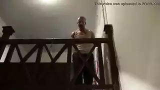 جنس قوي على الطاولة مع ثنائي أجنبي