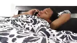 أم الزوجة تمتلئ بقضيب ابن زوجها الأسود الضخم في الحمام