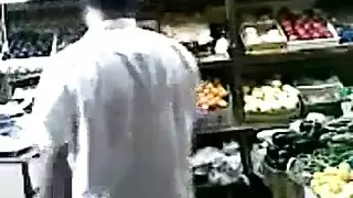 حركة جنسية في سوق الفاكهة: شاب حيحان ينيك صديقته من الخلف