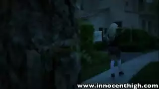 تتعرض روني جيس للخبط على الأرض حتى تبدأ في الشكوى والصراخ من دواعي سروري