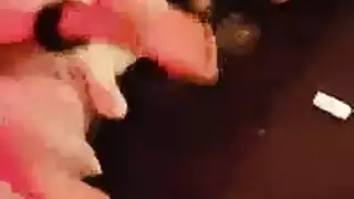 xxx يومي: زوجان مثليان يمارسان الجنس على الأريكة