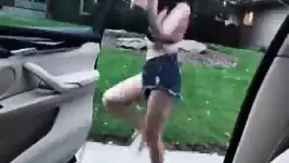 من البحث إلى الأنين: كيكي تحصل على الإباحية التي تريدها