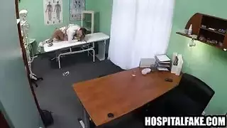 الأبنوس مثليه حلق خلف الكواليس