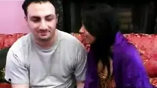 بعد أن ابتلعت سائله، هذه الهندية المثيرة تحوله إلى عبدها