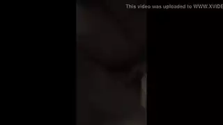 يتم تعذيب الشاب بلوندي من قبل طبيب شقي