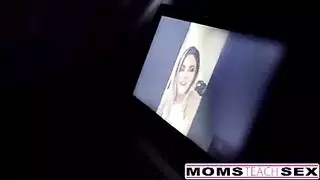 شاب سمين ملابس السباحة الذي يذاكر كثيرا