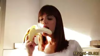 فيمبوي سيسي يستمتع بنفسه في ملابس داخلية مثيرة