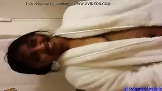مراهقة سمراء مثيرة تخلع على ركبتيها من أجل حمولة سميكة