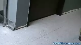 مؤخرتها تُنك بجانب أنبوب المطبخ بورن قوي