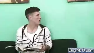 فرج ساميا يمسك بعمود خشبي ضخم
