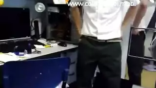 فتاة هولندية تتمدد لعضو ضخم