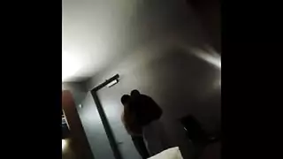 بنات تقص كساتهم الضيقة