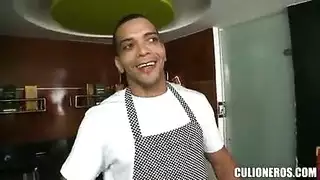 شرج قوي في موقف الباص مع رجل أسود مسيطر
