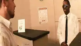 مترجم القضيب الأسود الكبير يأخذه بعمق وقسوة
