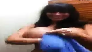 دردشة فيديو صريحة لزوجين مثارين: نهاية بقذف