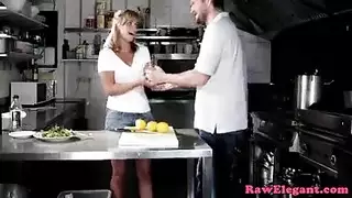 غزل لعوب يطلق العنان لجنس جماعي صريح