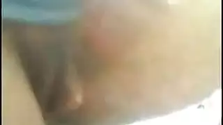 مراهقة صغيرة الحجم تتعرض لضربات قاسية