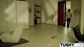 عرض بورن قوي لعارضة كاميرا عربية ممتلئة الجسم