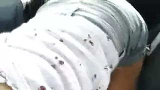 جوارب شبكية بيضاء وفتاتان مثارتان تدمران رجلاً محظوظاً