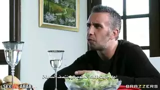 شريط جنسي ابتزازي: زوجة الصديق تئن أثناء تعرضها للضرب