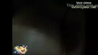 فتاة صغيرة تأخذ جنس فم قوي وتبلع