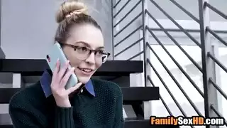 شاب عاقل وقح يأخذ إيلاج مزدوج بخشونة