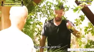 التلصص على أم مثيرة يؤدي إلى جنس فموي عميق وشرجي