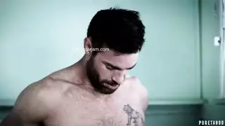 تلميذة صغيرة تستسلم لقضيب الأستاذ الصلب