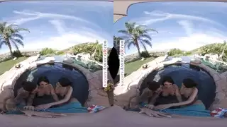 واقع افتراضي إكس إكس إكس: مثلية ثلاثية بجانب حوض السباحة مع عاهرات مثارة