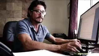 يتم تناكها بقوة وعمق من قبل رجل
