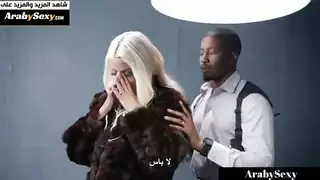 مشهد أسود صريح: زوجة مشتبه بها تُهان أثناء الاستجواب