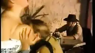 خادمة مثيرة ذات أثداء كبيرة تُنكح بقوة على الطاولة