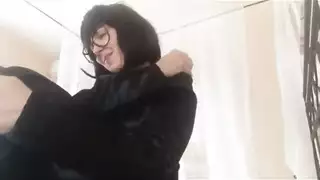 التعليم يمكنه الانتظار عندما تحتاج زوجة الأب لقضيب شاب داخلها
