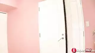 سكس أسيوي صريح: يابانية تمص قضيباً منتصباً في مشهد فاجر