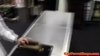 بورنو مثلي في محل – مراهق يمص ويركب زبًا