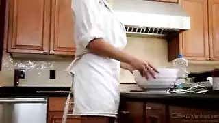 نيك مطبخي قوي مع قذف على وجه ناتلي ستار