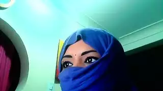 امراة تعصر حليب الصدر في الحمام