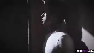 الاب وابنه يمارسوا الجنس القاسي مع الفتاة الصغيرة من الأمام والخلف