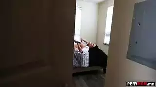 ابن الزوج ينيك زوجة أبيه بعد تحرشه بصدرها الكبير